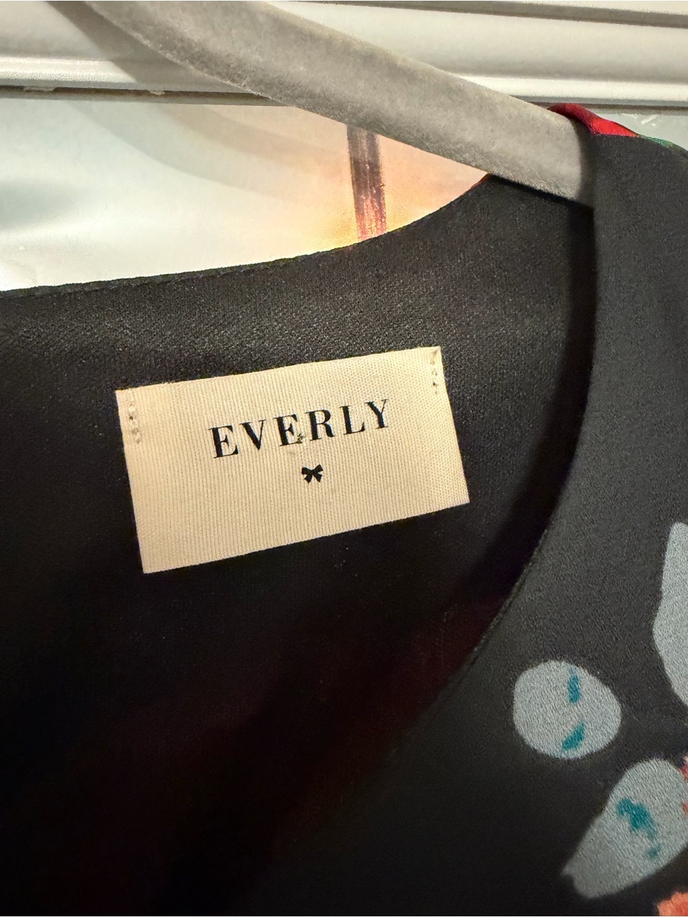 Floral Shift Dress in Black and Red - - Picture 5 of 6